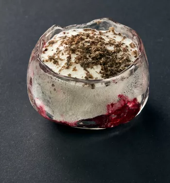 Kir Royal, лимонная вербена и трюфель / вкусы классического коктейля, черной смородины и игристого 