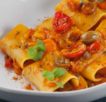 Паста Mezzi Paccheri с печеным перцем, таджасскими оливками и каперсами