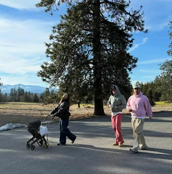 Бибер с другом и женой