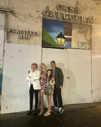 Кимберли с отцом слева