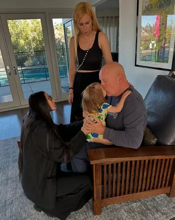 Брюс с семьей