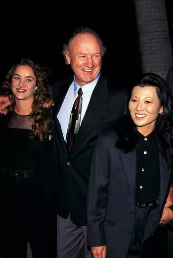 Хэкмен с дочкой и супругой