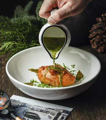 Филе лосося с икорным соусом, шпинатом и травами