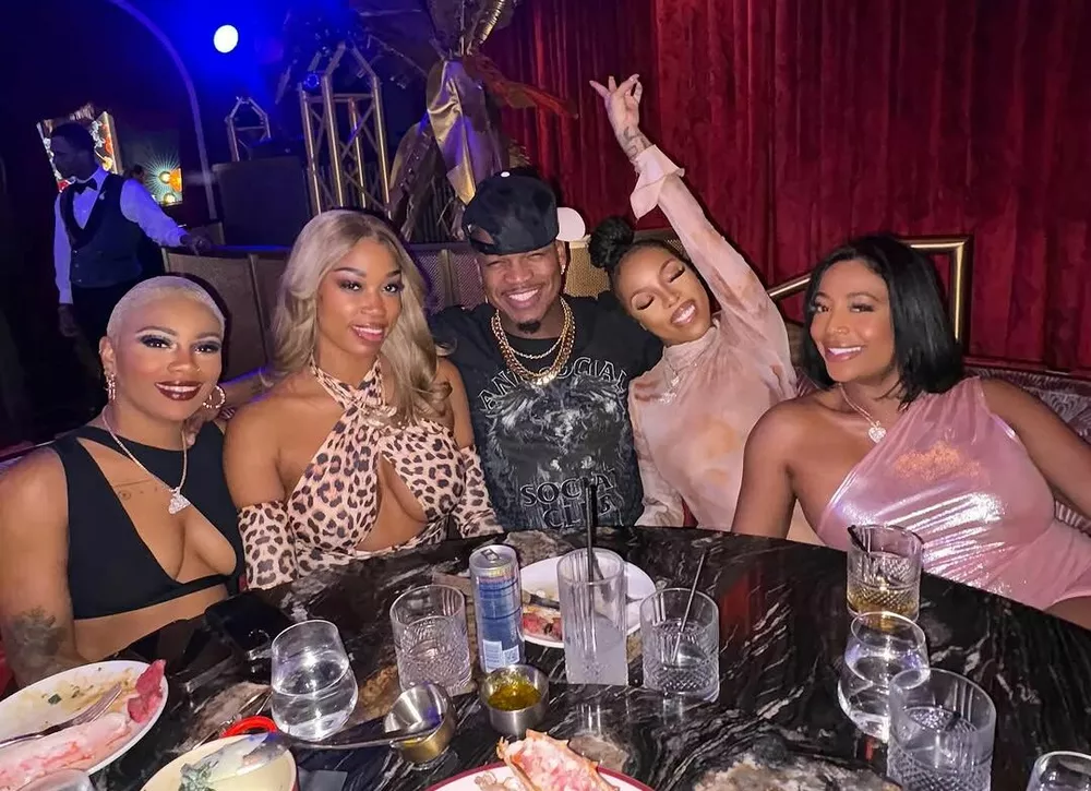 Полиаморные отношения: Ne-Yo познакомил публику со своими 4 возлюбленными