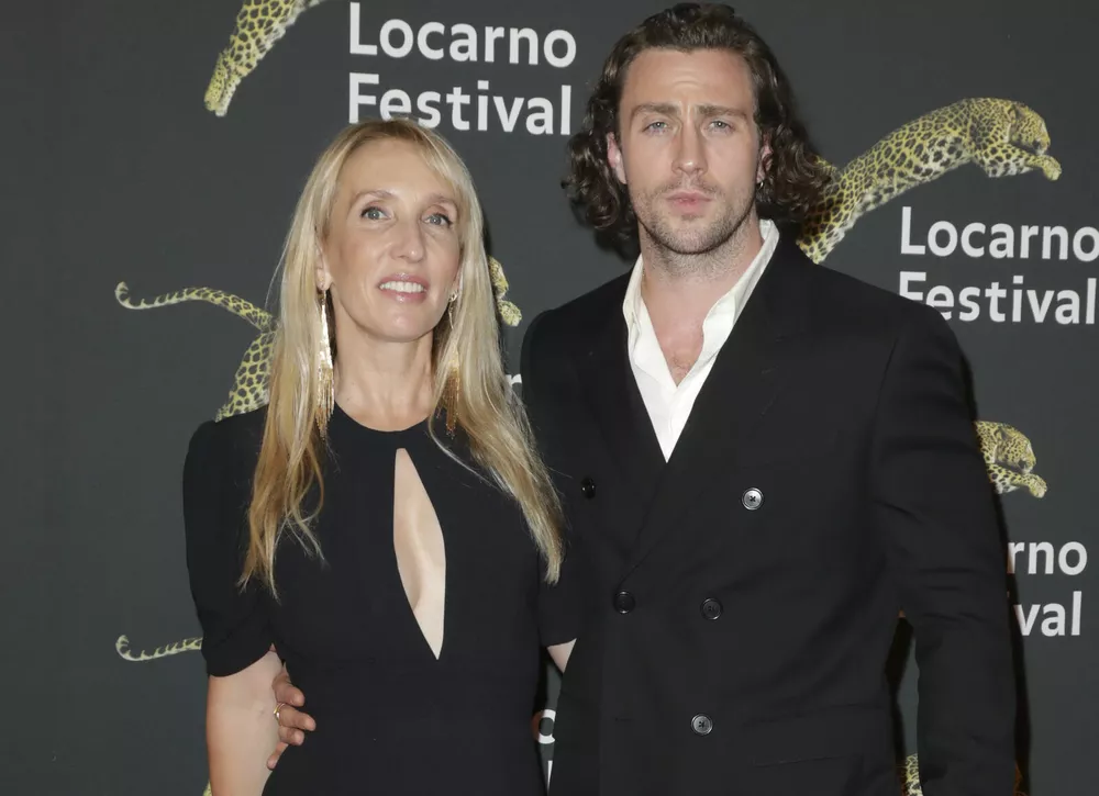 Аарон Тейлор-Джонсон сделал памятный подарок жене в честь ее 59-летия