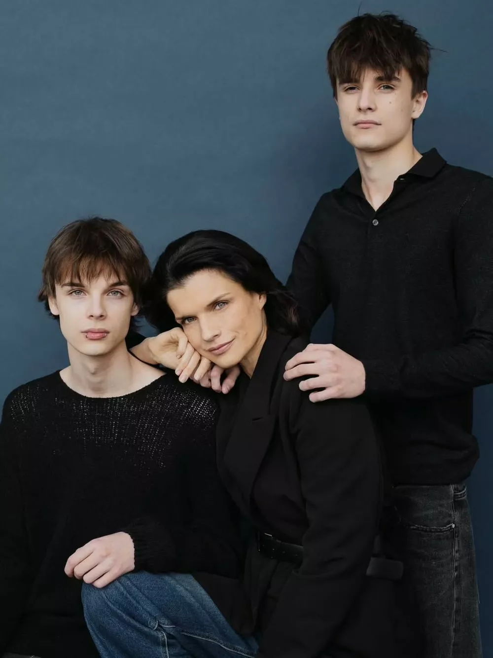 Анна Азарова с сыновьями