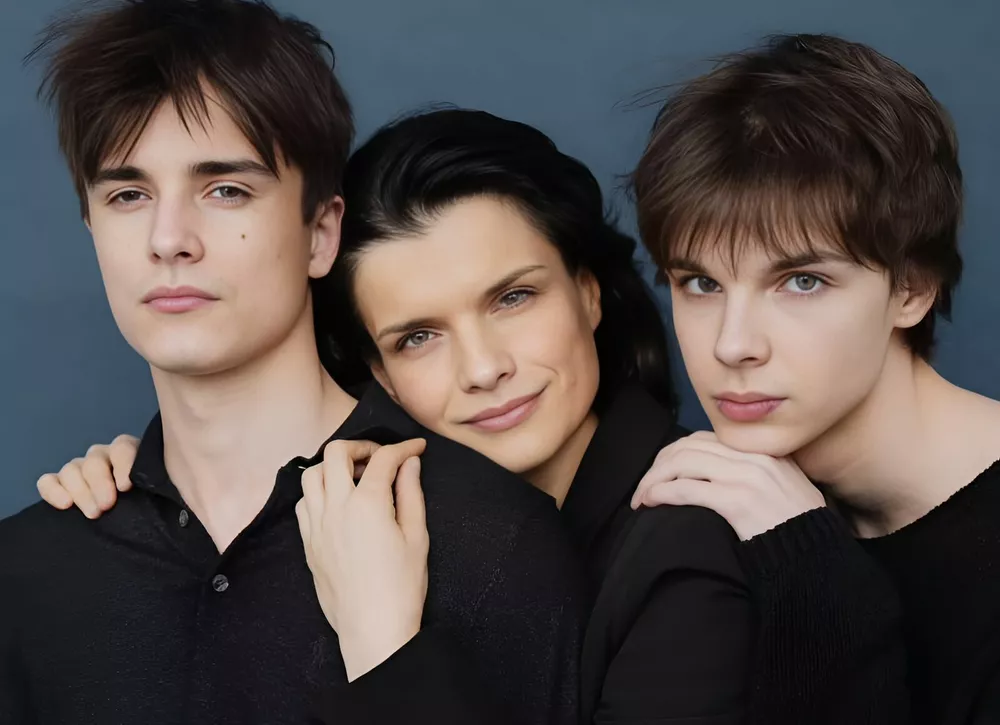 Анна Азарова впервые за долгое время показала сыновей-близнецов