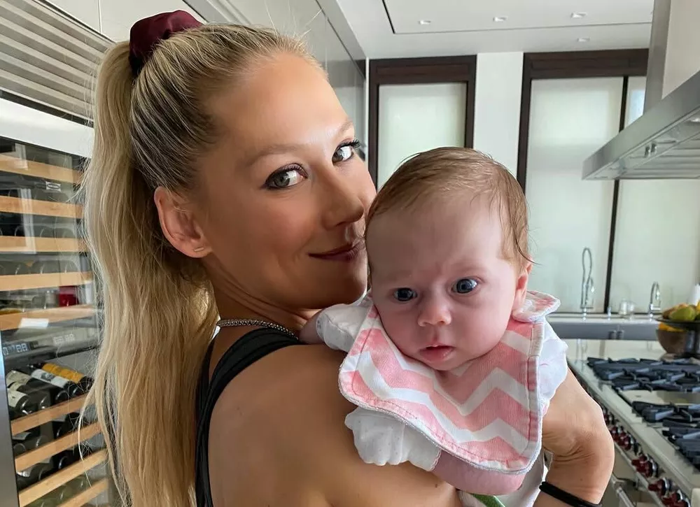 Анна Курникова рассекретила имя и пол четвертого ребенка