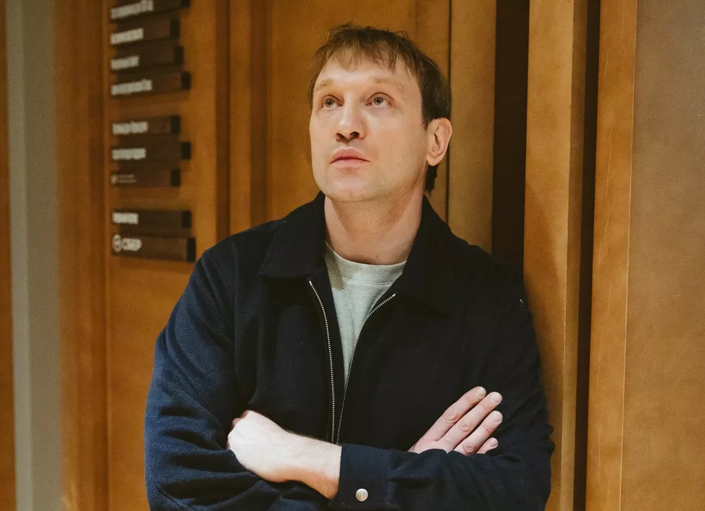 Антон Севидов, Михаил Тройник и Александра Ревенко на открытии выставки в Переделкино