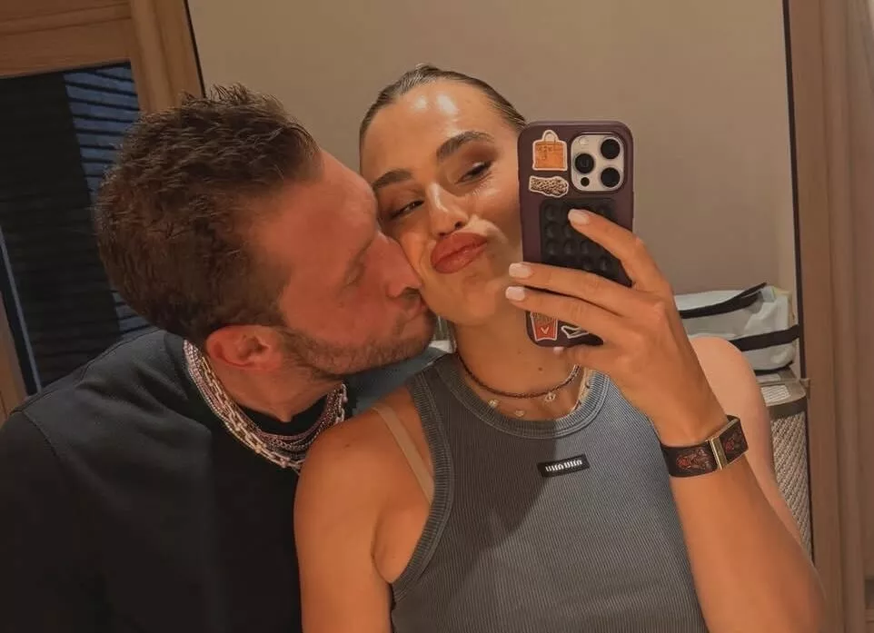 Арина Соболенко отмечает еще одну победу с женихом и крестницей