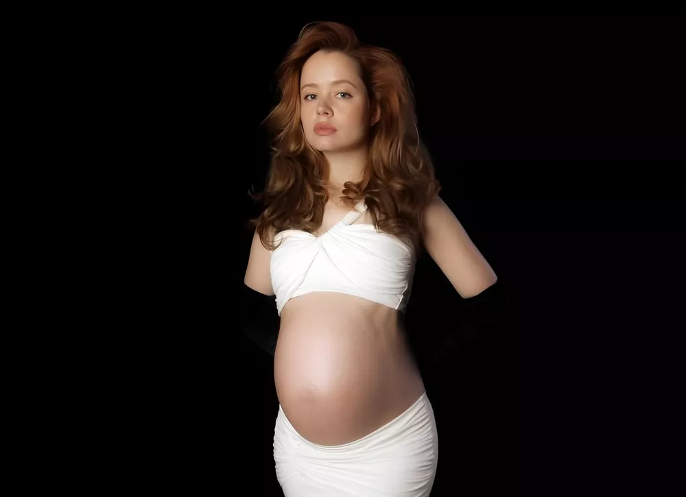 Беременная Мила Ершова снялась с обнаженным животом в стиле Рианны