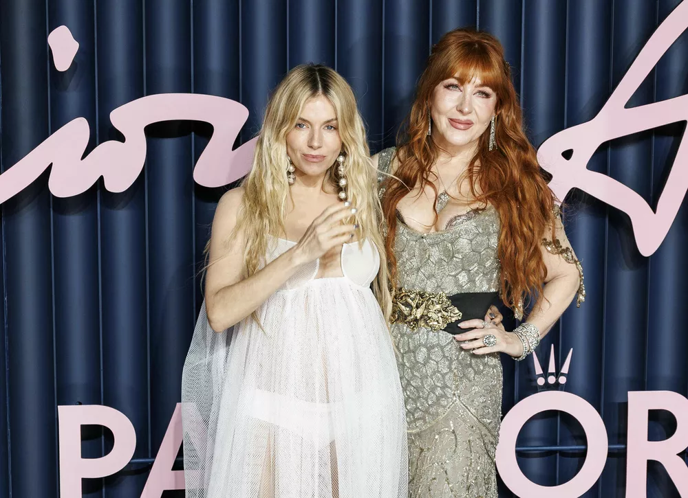 Беременная Сиенна Миллер позирует в полупрозрачном наряде