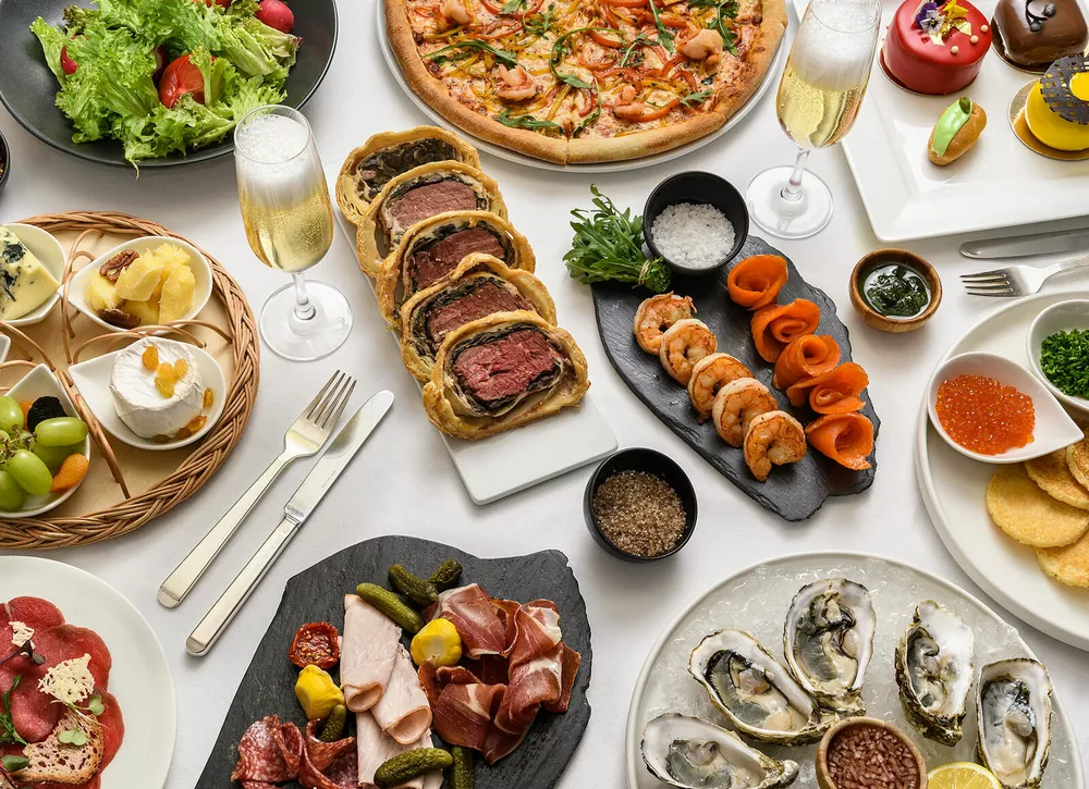 Что готовят рестораны Москвы к 8 Марта: концерты звезд, беспроигрышные лотереи и чемоданчик с конфетами