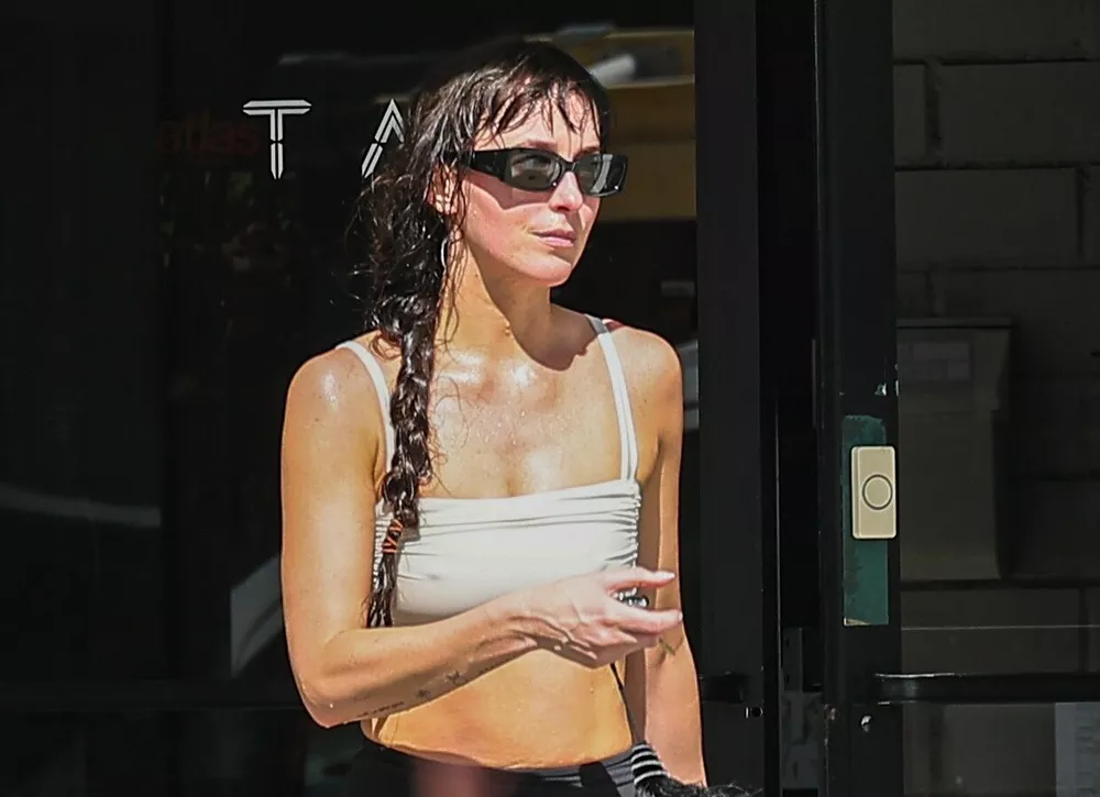 Разгоряченная Дакота Джонсон возвращается с тренировки в спортзале