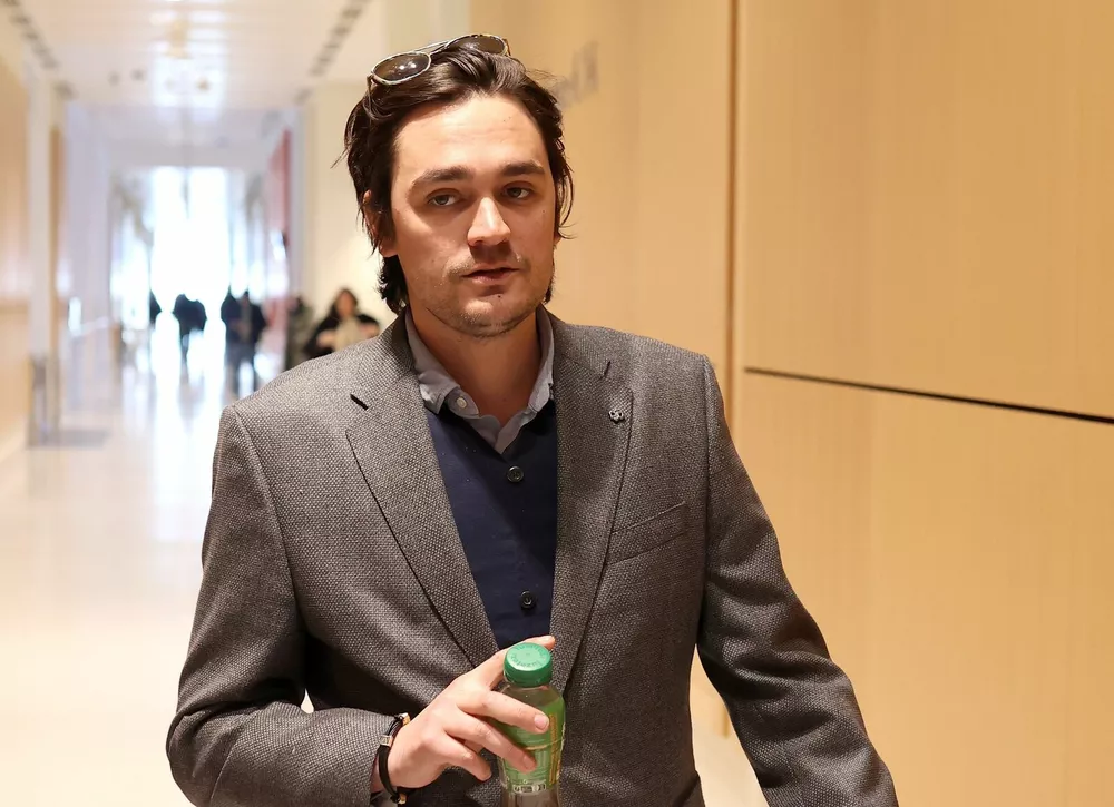 Кадры дня: дети Алена Делона встретились в суде, чтобы оспорить завещание 