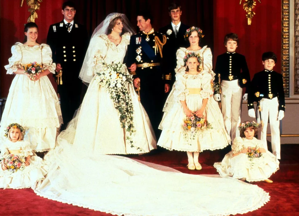 Дизайнеры, создавшие свадебное платье принцессы Дианы, обанкротились