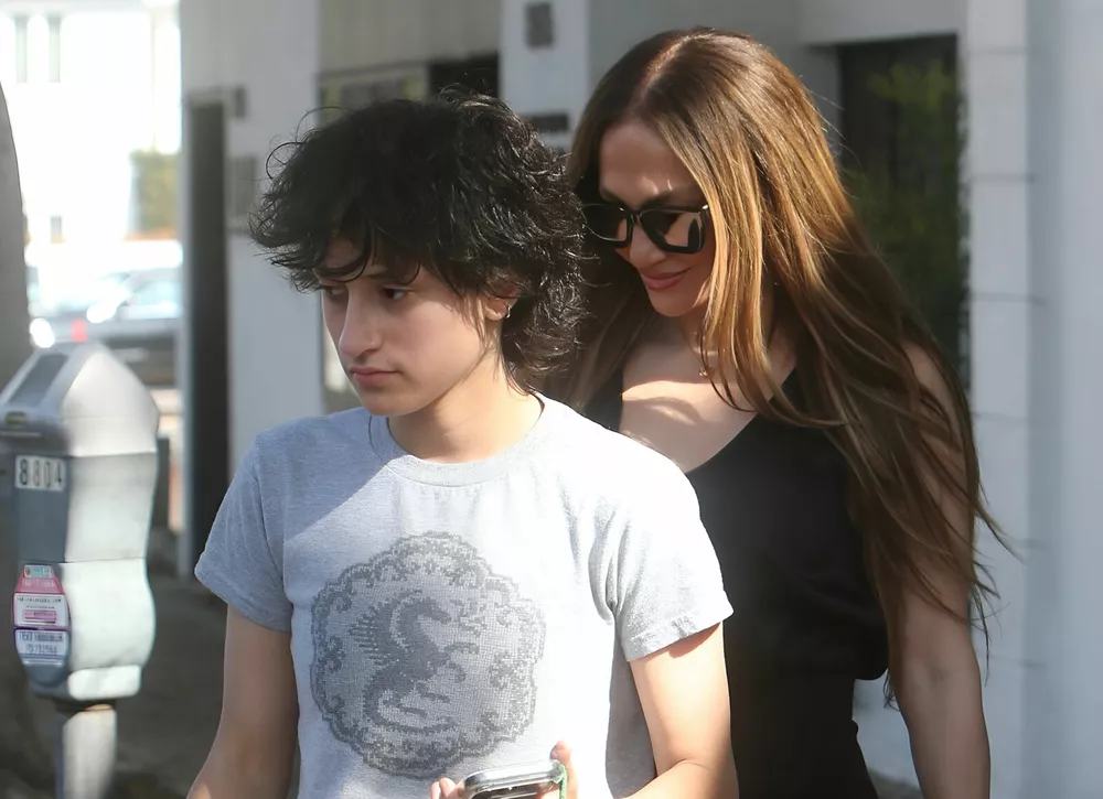 Дочки-матери: Дженнифер Лопес сводила дочь Эмму в салон красоты