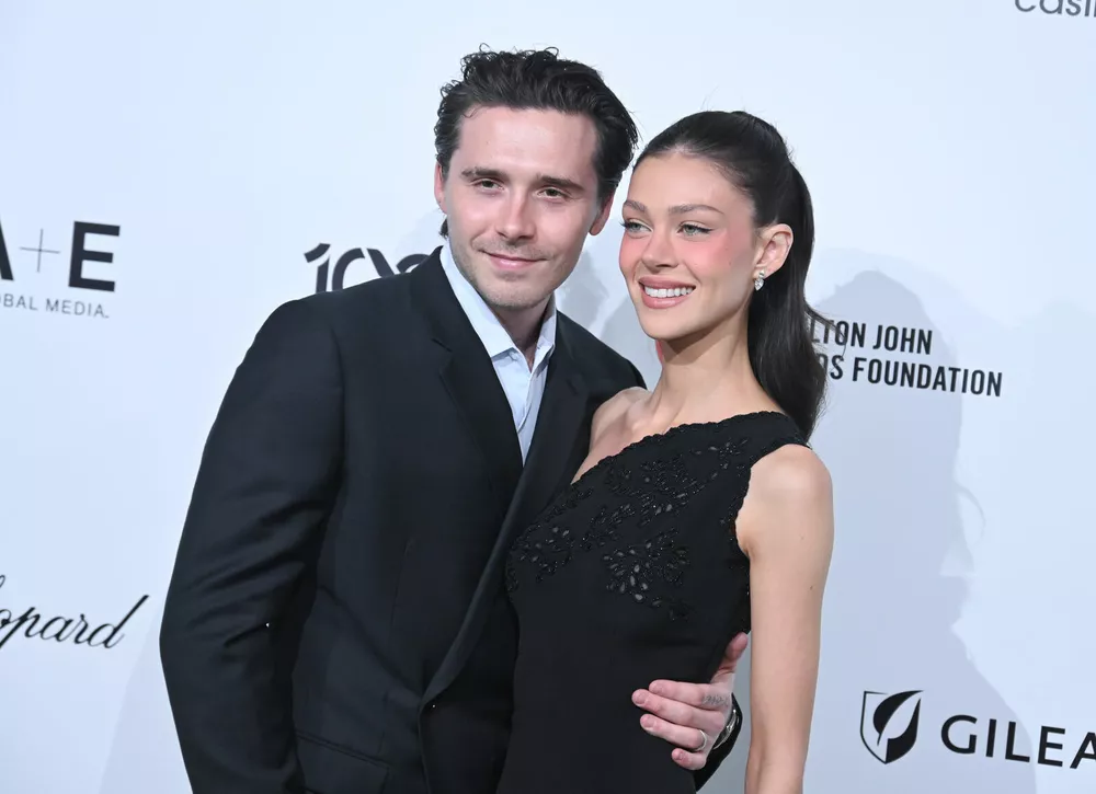Дуа Липа и Каллум Тернер, Бруклин Бекхэм и Никола Пельтц: звездные пары на вечеринке Элтона Джона