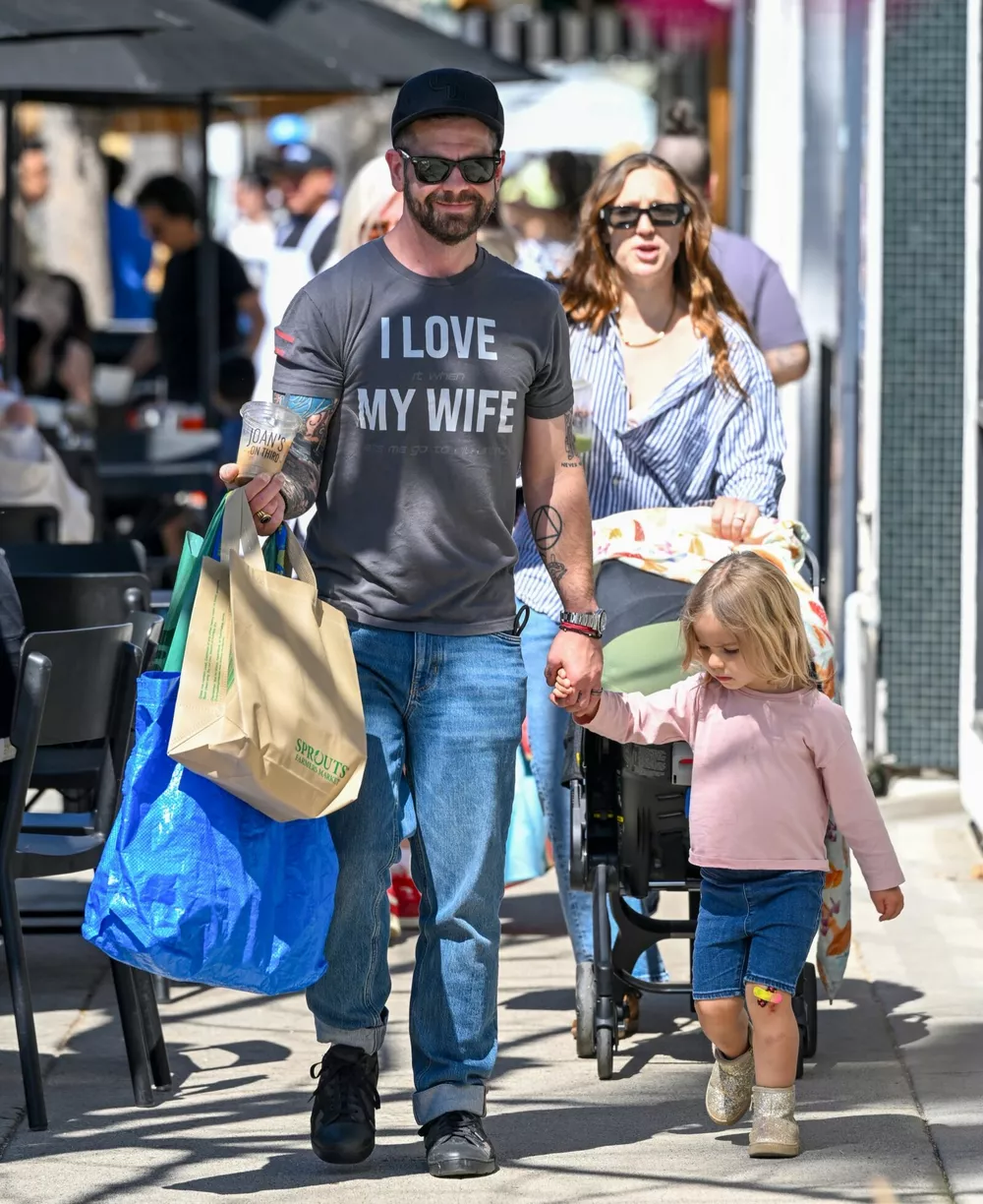 Джек Осборн с женой и дочками