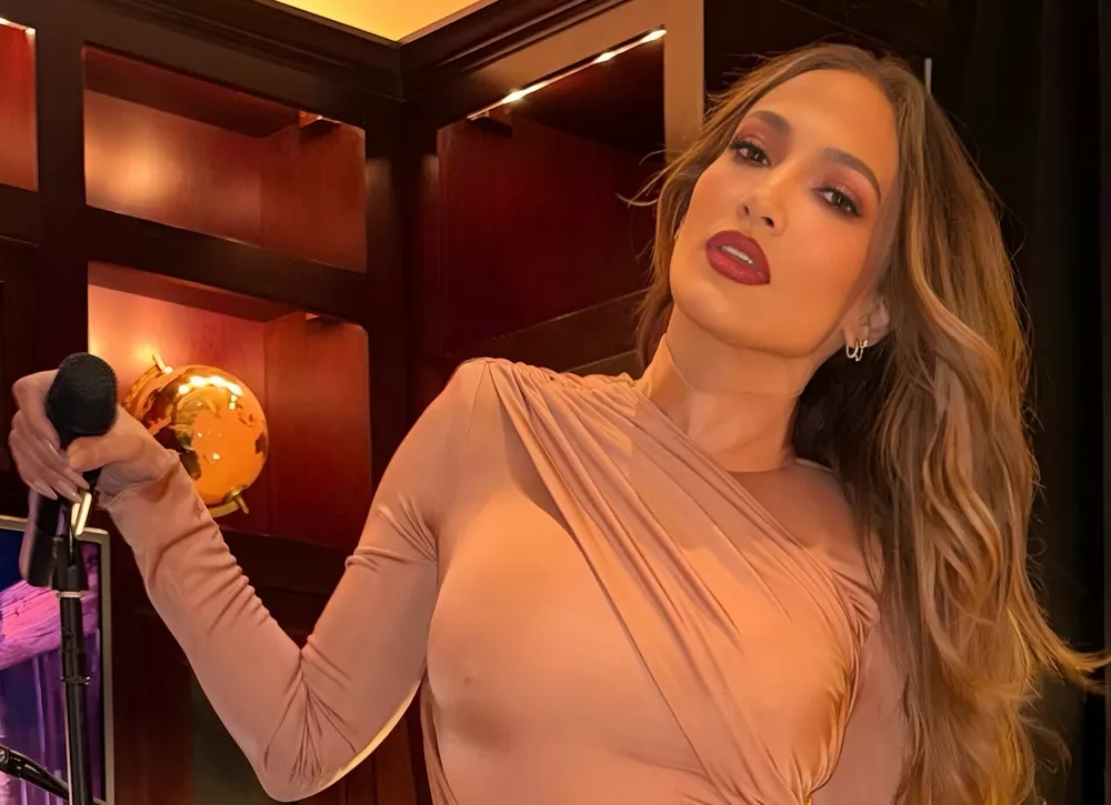 Дженнифер Лопес позирует в "голом" платье после того, как пропустила "Оскар"