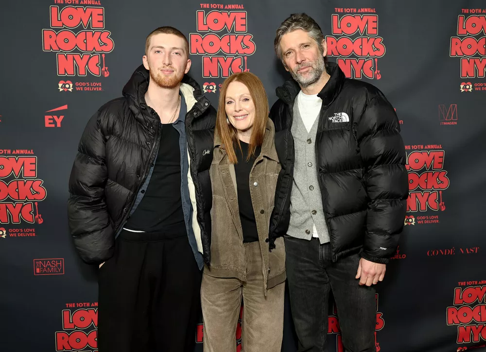 Как выглядят муж и сын Джулианны Мур, которых она редко выводит в свет