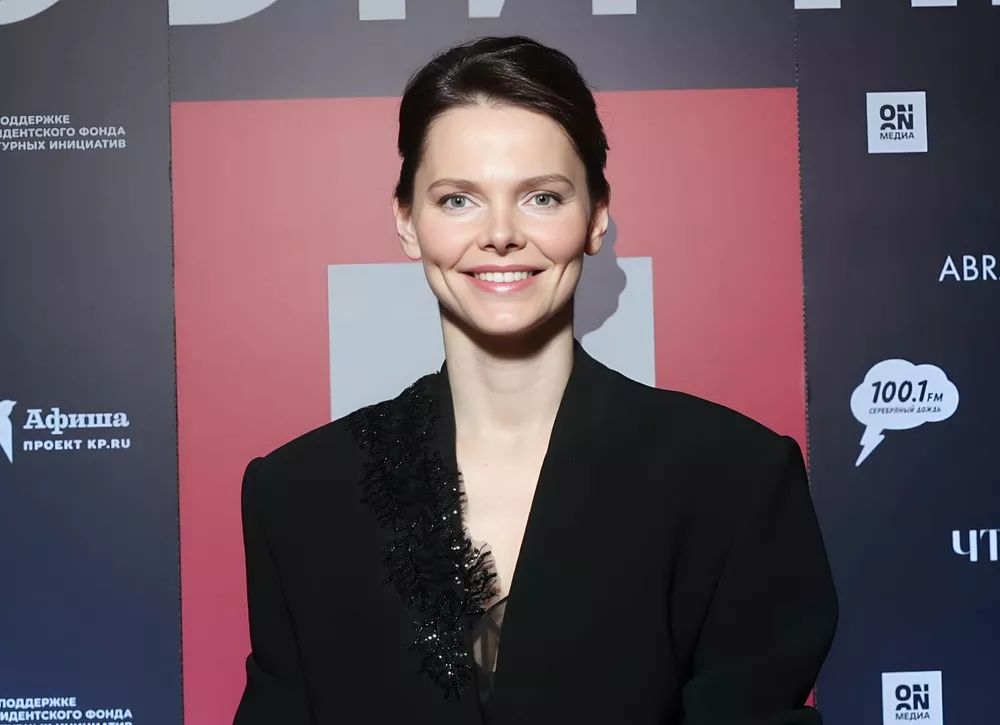 Елизавета Боярская вышла в свет в прозрачном платье и жакете с мужского плеча