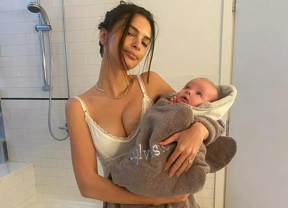 Эмили Ратажковски показала архивные фото с подрастающим сыном 