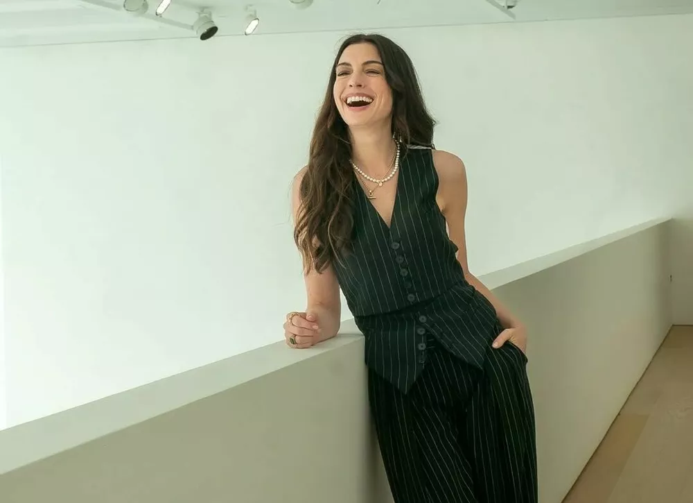 Энн Хэтэуэй дала редкий комментарий о материнстве 