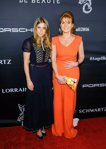 Принцесса Беатрис с мамой Сарой Фергюсон