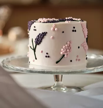 Торт с кремовой сиренью