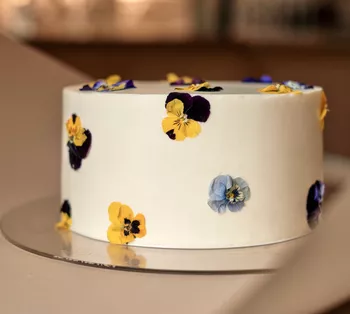 Торт, украшенный сухоцветами