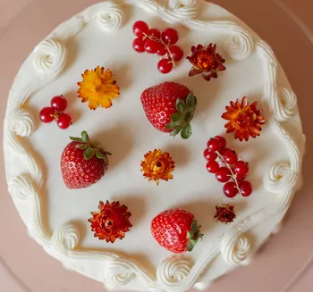 Торт, украшенный живыми цветами и ягодами