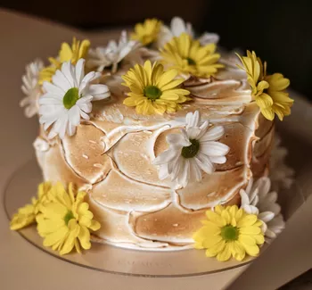 Торт, украшенный живыми цветами