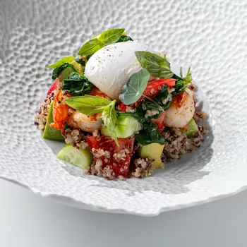 Салат с жареной креветкой и киноа