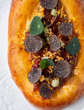 Кефирная лепешка с сыром, угрем и трюфелем