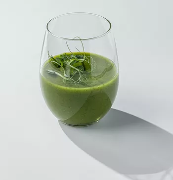 Смузи из киви, яблока, шпината и базилика