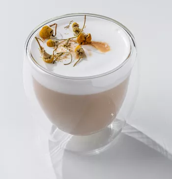 Ананасовый латте с ромашкой