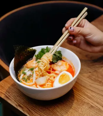 Том-ям рамен и лимонад в Chow Chow