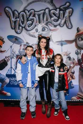 Светлана Светикова с детьми