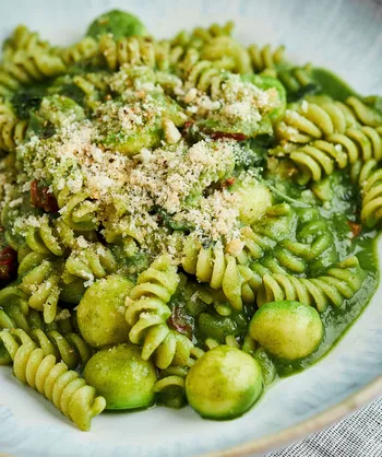 Фузилли с песто из цукини и вялеными томатами