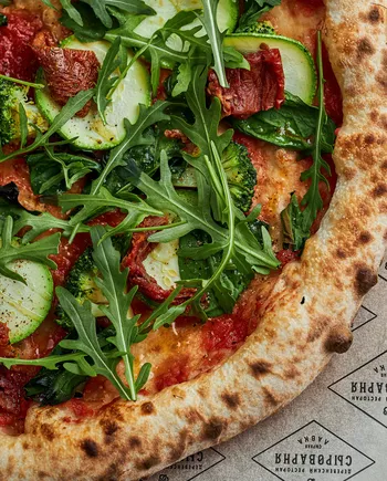 Пицца с брокколи и кабачками