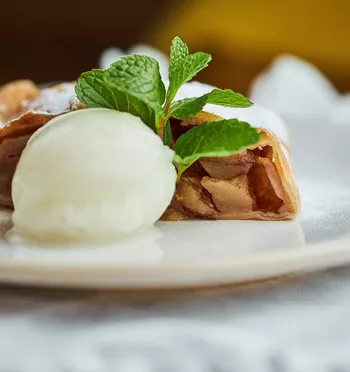 Яблочный штрудель с лимонным сорбетом 