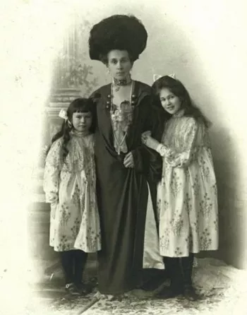 З.Г.Морозова с дочерьми Марией и Люлютой