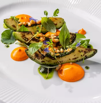 Печеное авокадо с ореховым соусом