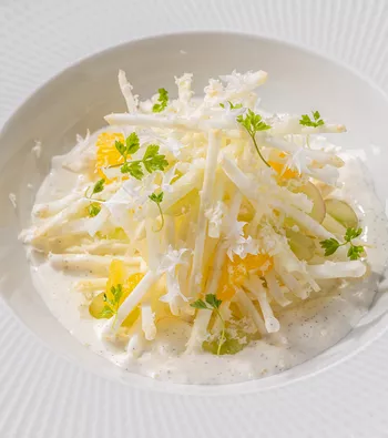 Хрустящий сельдерей с виноградом и миндальным соусом