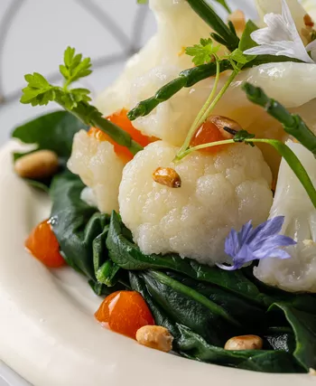 Цветная капуста с припущенным шпинатом