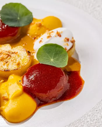 Морковь, глазированная сливовым пюре и соусом карри