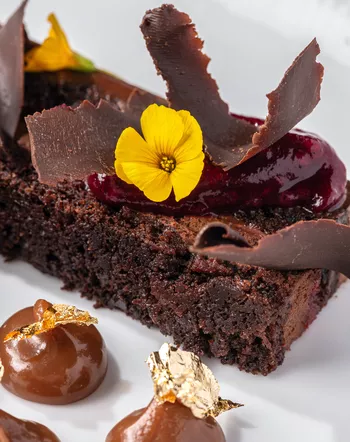 Шоколадный торт с вишней