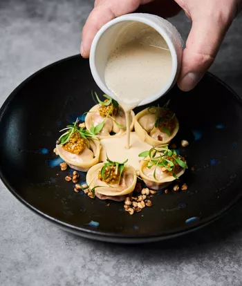 Пельмени с растительным мясом, миндальный соус, лаванда