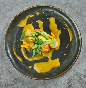 Маринованная фейхоа, вербена, соус из эстрагона